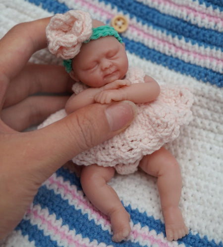 MYREBABY 4.5 Inch Mini Reborn Baby Dolls ，Silicone Baby Girl AnneTiny Silicone Baby Dolls ，Mini Realistic Newborn Baby Dolls Silicone Full Body Stress Relief